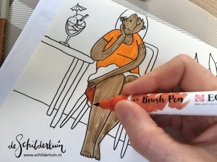 foto van werkproces inbkleuren tekening van een zomerse geklede vrouw in stoel naast tafel met sorbet